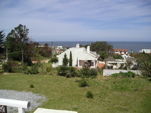 Moderna Casa en alquiler y venta, de líneas netas, en el corazón de La Barra.